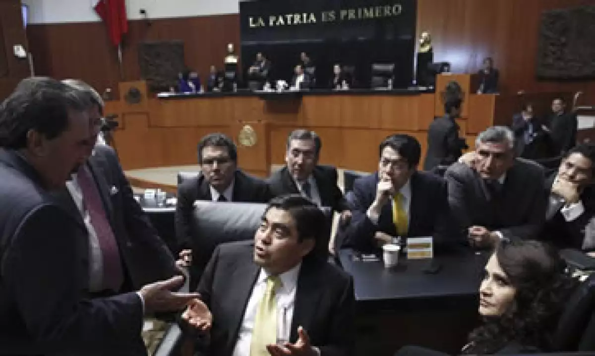 Emilio Gamboa (i), coordinador de la bancada del PRI, conversa con Miguel Barbosa, presidente de la Mesa Directiva del Senado. (Foto: Cuartoscuro )