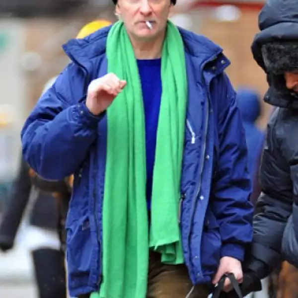 Kevin Kline es captado en el set de la película The Extra Man, en Nueva York.