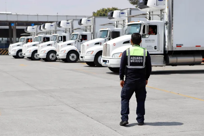 Personal de la Agencia Nacional de Aduanas de México (ANAM) realiza revisiones. Foto: Aduanas México/Facebook. 