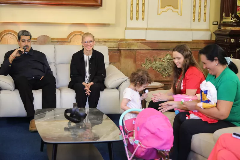 Maikelys Espinoza, niña separada de sus padres en EU, regresa a Venezuela