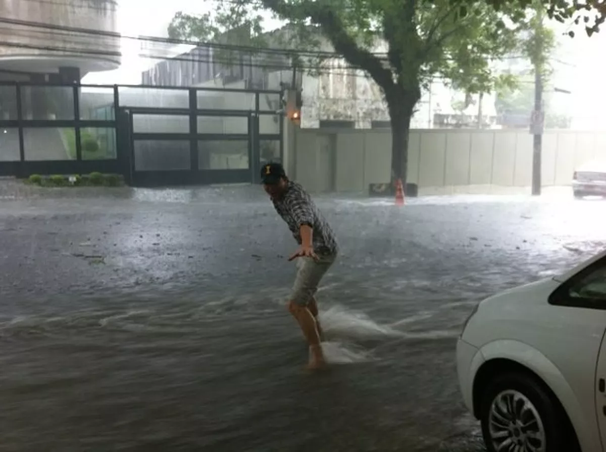 Aquí la foto que subió a Twitter `surfeando´.