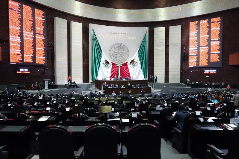 Aspectos de la sesión ordinaria en la Cámara de Diputados donde se observa una baja afluencia de legisladores.
