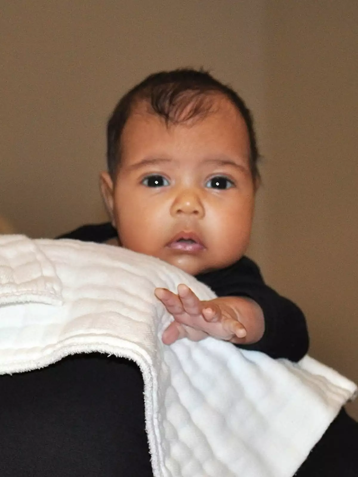 Riccardo Tisci de Givenchy, Alber Elbaz de Lanvin, Phoebe Philio de Céline y Matin Margiela de Maison Martin Margiela enviaron diseños especialmente hechos para la hija de Kim Kardashian y Kanye West.
