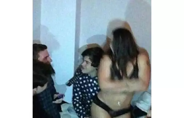 Los amigos del cantante contrataron a una chica para que le hiciera un lap dance a Harry por su cumpleaños.