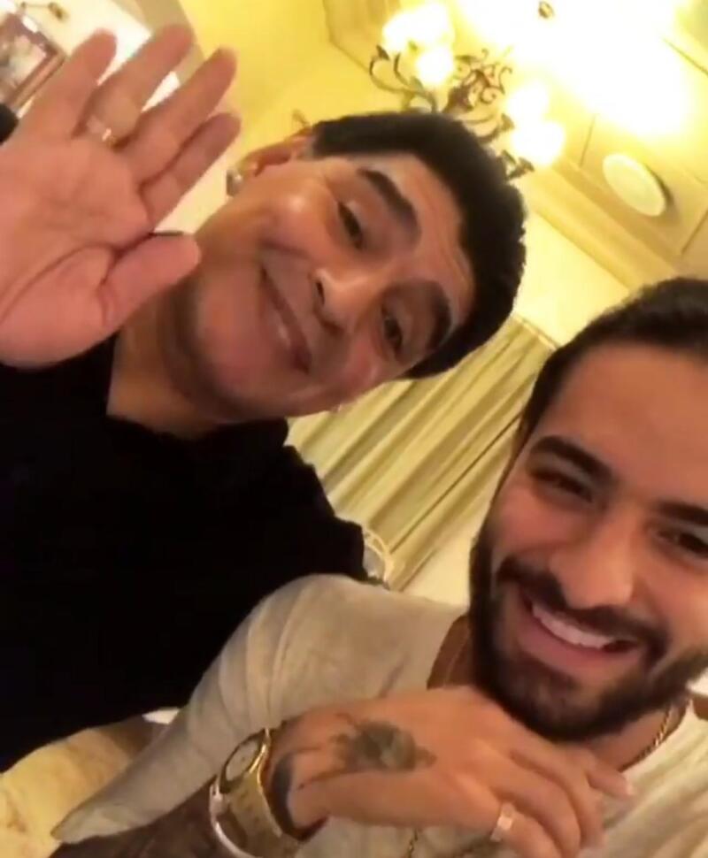 La polémica muestra de afecto entre Maluma y Maradona