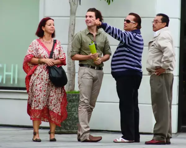 Aquí durante su paseo por Masaryk. Juan Gabriel llevó a Jas y a la mamá de éste, María del Carmen Gordillo Jaén, a comer al Thai Gardens en Polanco.