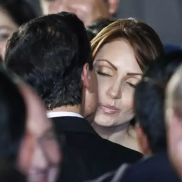 Al final, la pareja se encontró y se dio un beso en la mejilla.