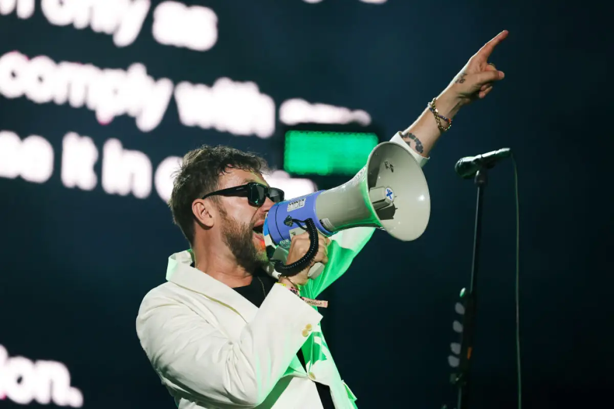 Foto de Damon Albarn con un megáfono en la mano durante un concierto en Coachella 2024.