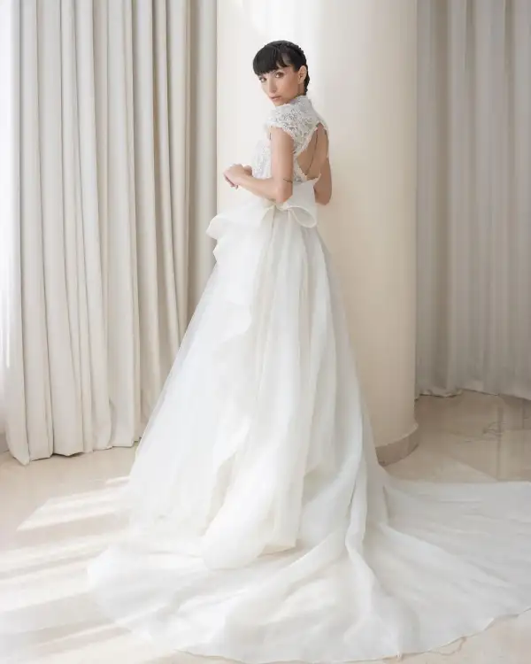 Mujer con vestido de novia de falda desmontable de Vero Díaz.