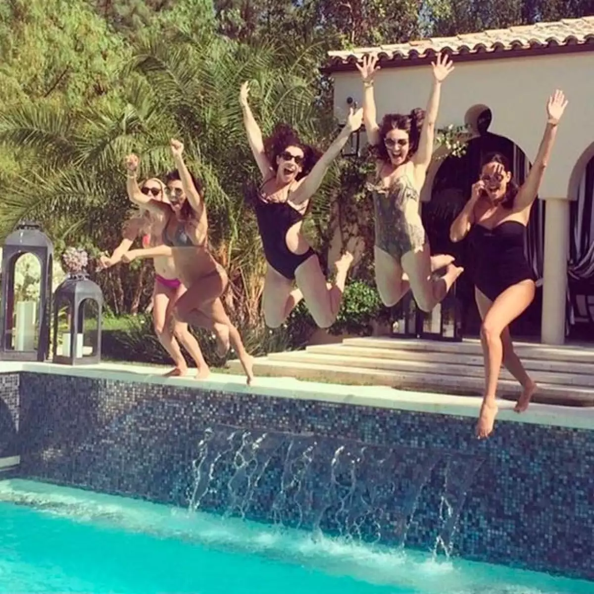 Embarazada por tercera ocasión, la socialité compartió en Instagram una imagen en la que la vemos lucir su pancita en un bikini.