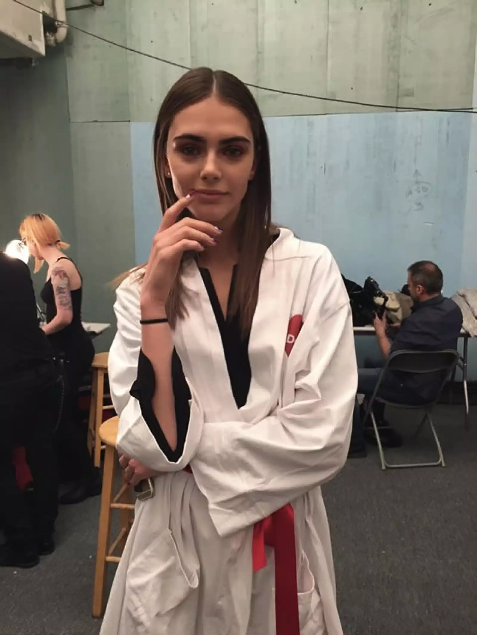 La propuesta en maquillaje se mantuvo muy natural, resaltando los tonos de la piel con colores naranjas.