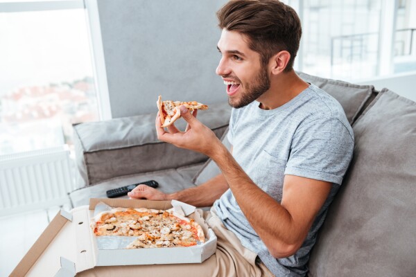 Hombre comiendo pizza