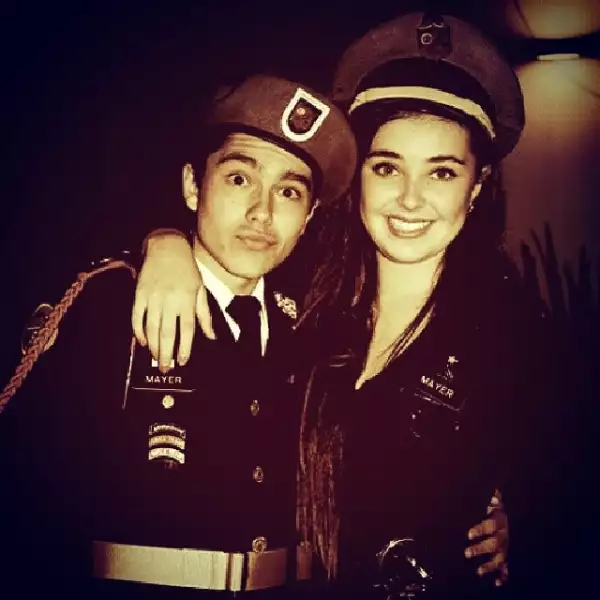Sergio acaba de cumplir 16 y ella tiene 17.