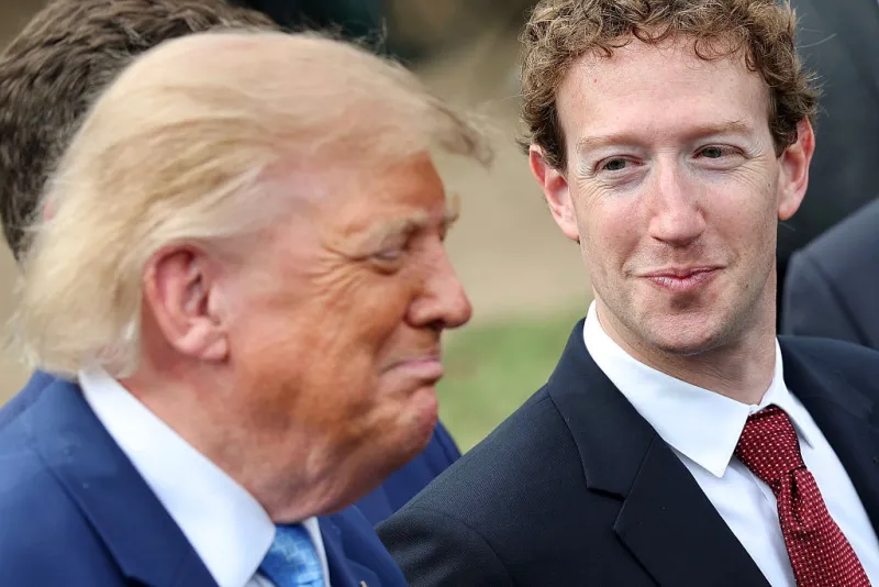 Donald Trump en Primer planno, a su lado está Mark Zuckerberg sonriendo. 