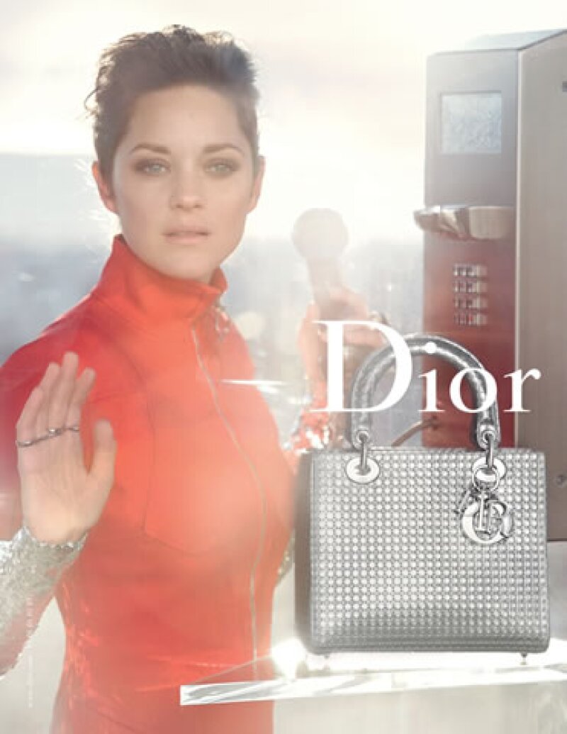 La más reciente campaña de Lady Dior con Marion Cotillard.