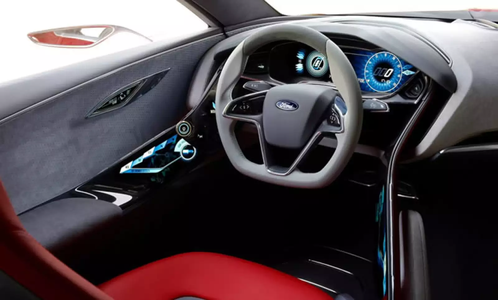 Ford ha trabajado en un completo monitoreo al conductor, cuyo nivel de fatiga, posibles partículas alergénicas en el aire del habitáculo e incluso sus propias pulsaciones serán controladas para mejorar el confort y la seguridad a bordo.