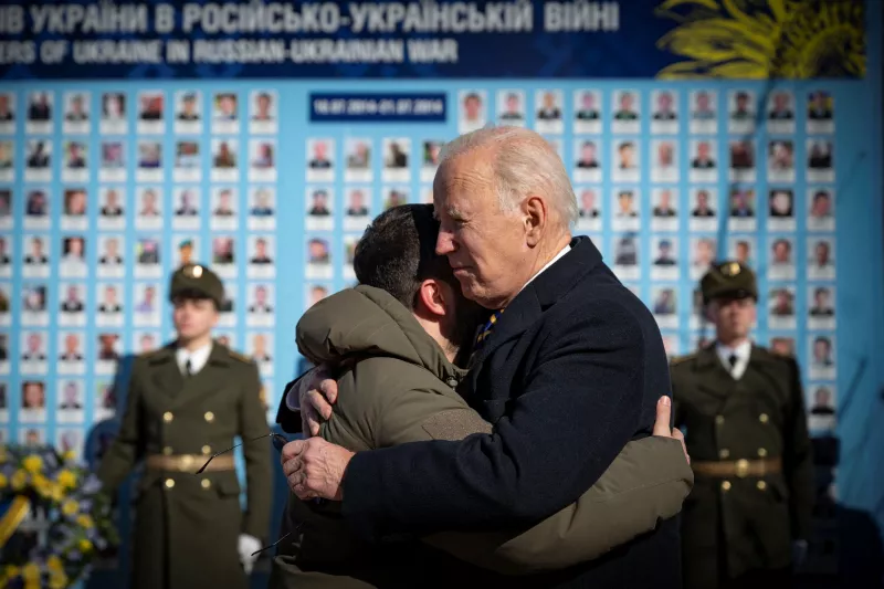 El presidente de Estados Unidos, Joe Biden, abraza al presidnete de Ucrania, Volodimir Zelenski. 