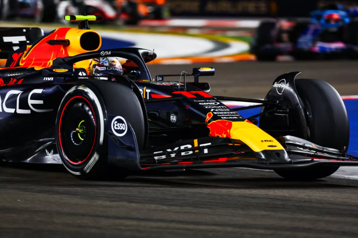 Foto del auto de Checo Pérez corriendo en el GP de Singapur 2023.