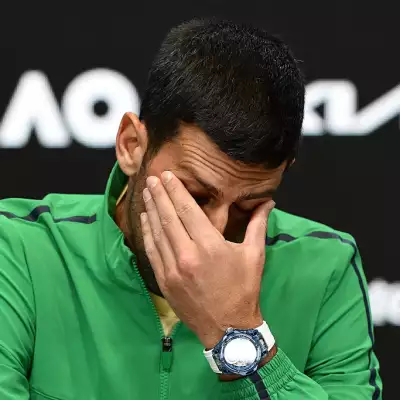 Foto de Novak Djokovic llevandose la mano al rostro en señal de cansancio
