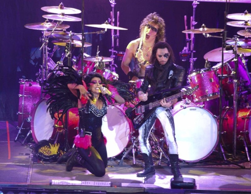 Por las altas ventas de su disco en conjunto, La Guzmán y Moderatto recibieron Disco de Platino.