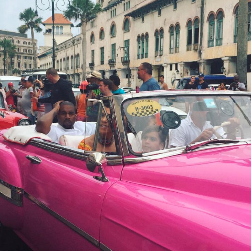 La familia más popular de Estados Unidos causó sensación en su paso por las calles de Cuba.