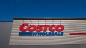 Logotipo de Costco al exterior de una tienda.