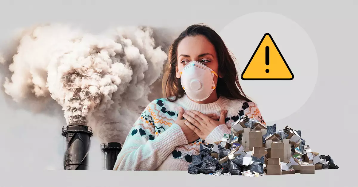 Una mujer de aproximadamente 30 años usa una mascarilla. La rodea humo. 