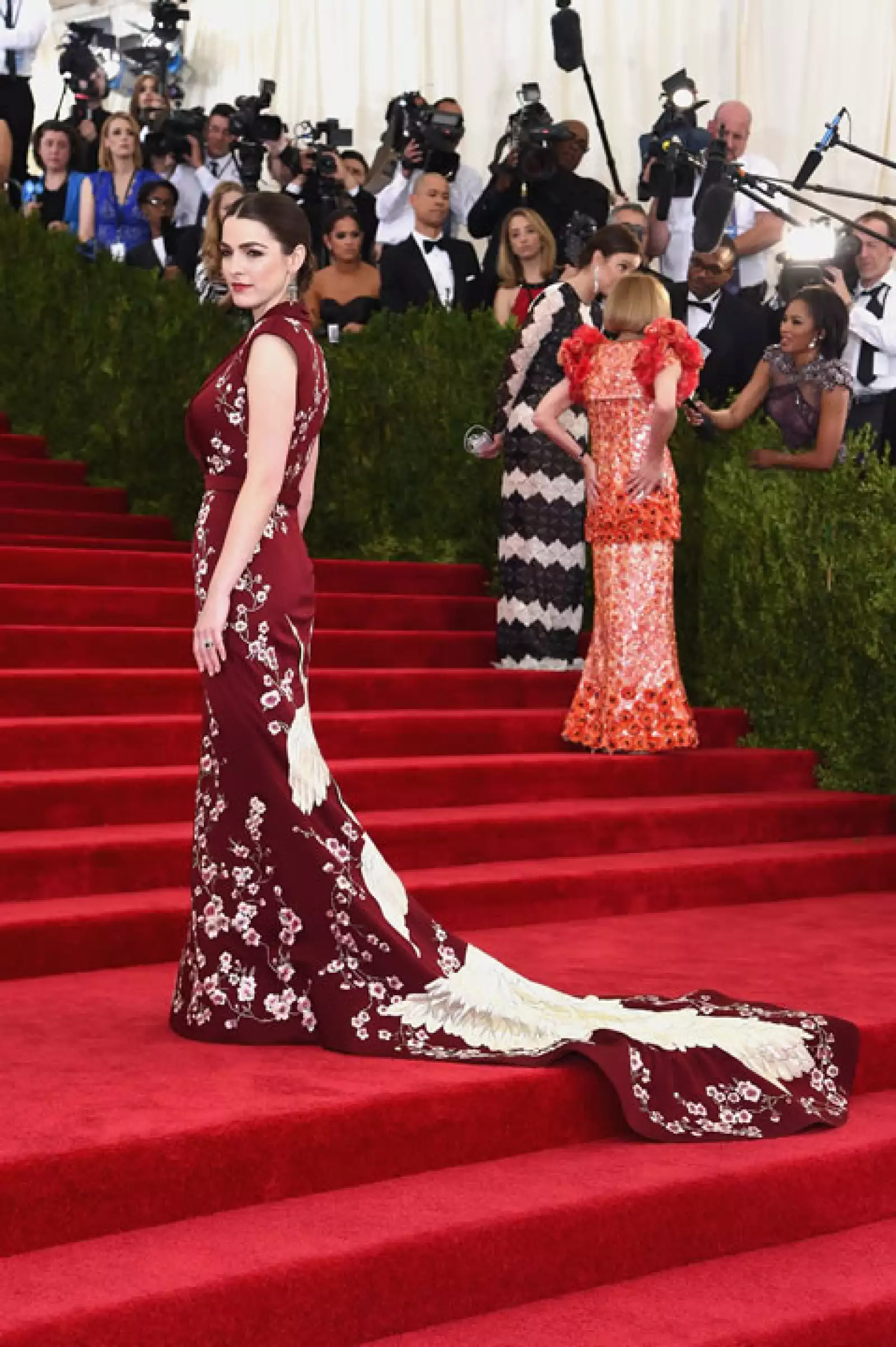 Bee Shaffer lució espectacular en un vestido con estamado oriental.