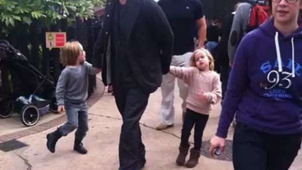 El guapo actor de 49 años y sus pequeños fueron captados divirtiéndose en la tierra de "Lego", en Windsor, Inglaterra. Testigos comentaron que tomaban su lugar en la fila para esperar su turno.