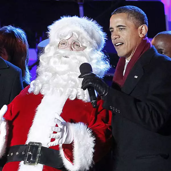 El presidente de Estados Unidos, Barack Obama, con Santa Claus durante el encendido del árbol de Navidad nacional en el monumento Elipse, cerca de la Casa Blanca.