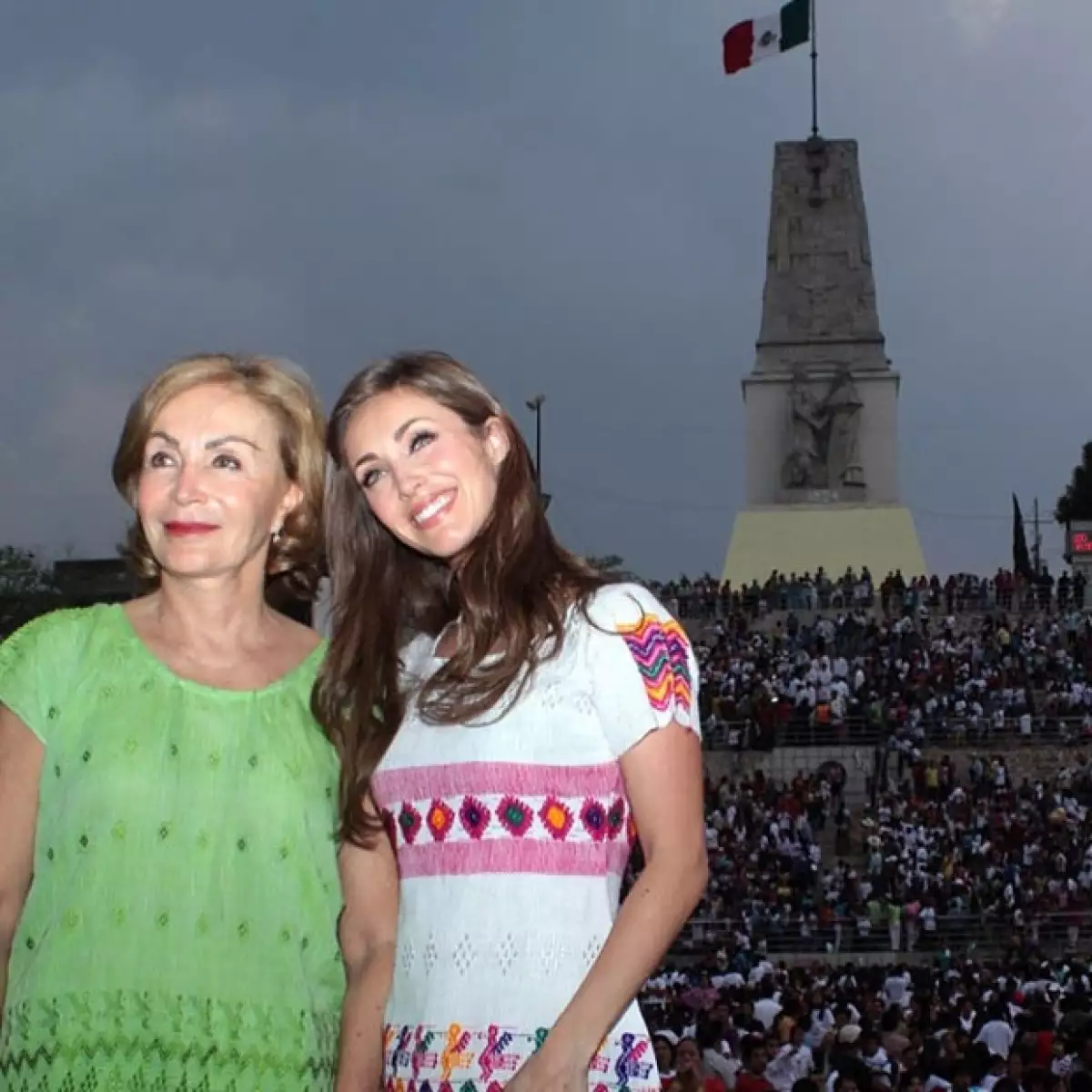 La actriz y cantante compartió con sus seguidores de Instagram una foto donde aparece con la mamá del su prometido, Manuel Velasco, donde le dedica a unas palabras.