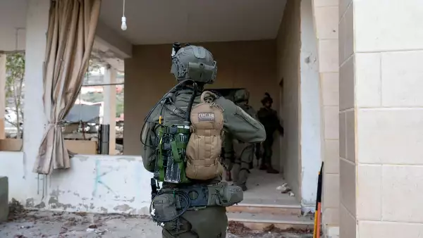 Esta imagen proporcionada por el ejército israelí el 8 de octubre de 2024, muestra a tropas israelíes operando en el terreno cerca de la frontera con Israel en el sur del Líbano. Hezbollah afirmó haber obligado a las tropas israelíes a retirarse el 8 de octubre después de que cruzaran hacia el Líbano cerca de un puesto de la fuerza de paz de la ONU (UNIFIL), tras el anuncio de Israel la semana pasada de que estaba llevando a cabo incursiones terrestres.