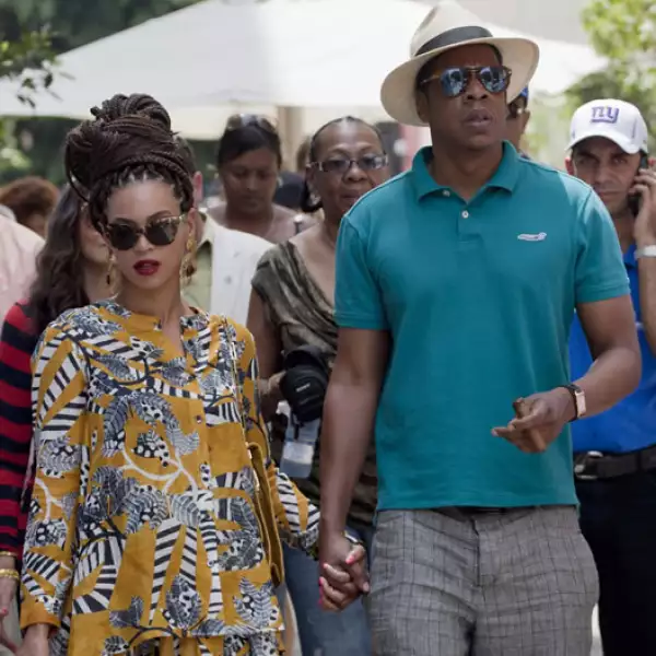 Al parecer sus guardaespaldas llamaban mucho la atención aunque ellos trataran de pasear lo más normal posible.