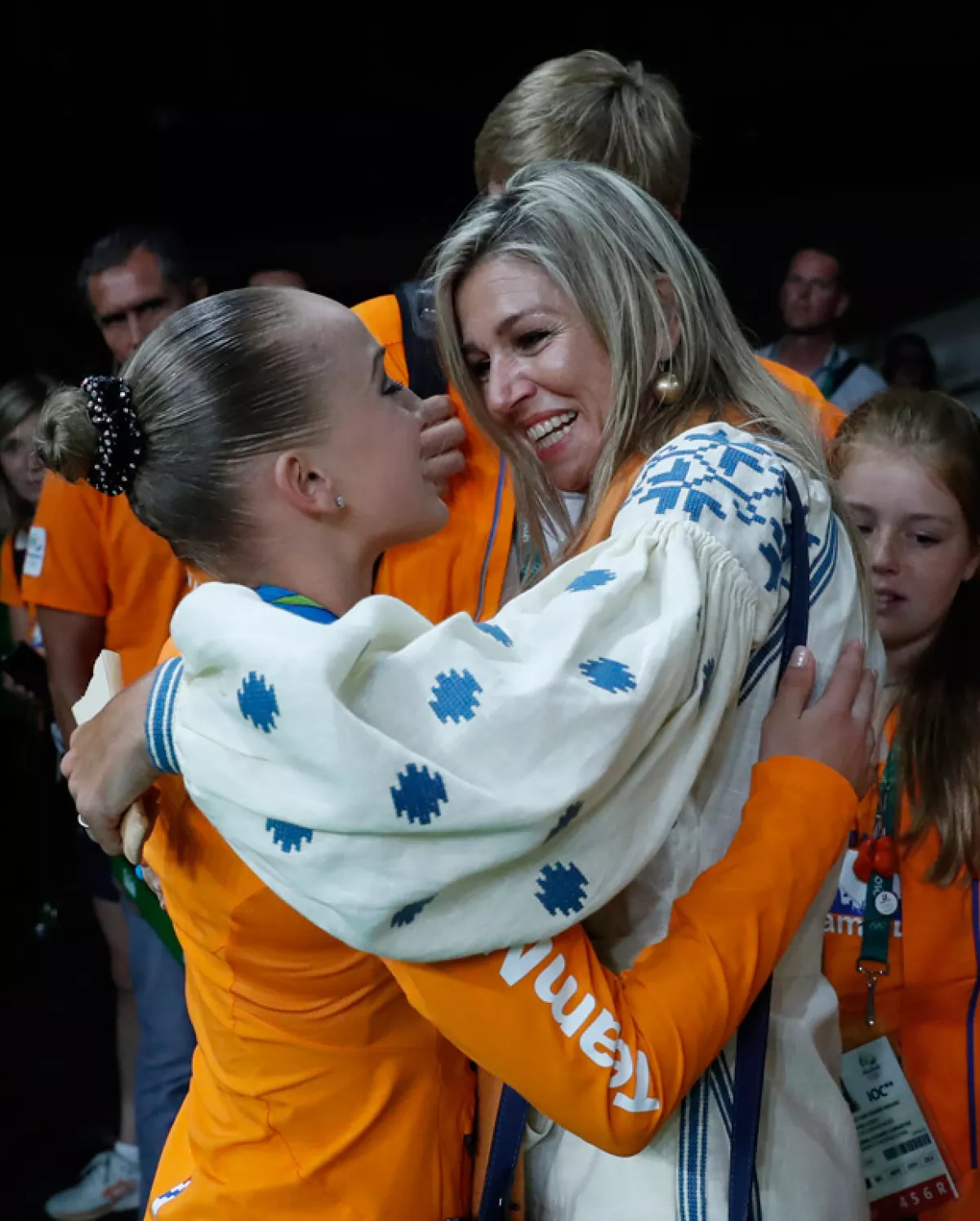 Máxima felicitando a la gimnasta Sanne Wevers.