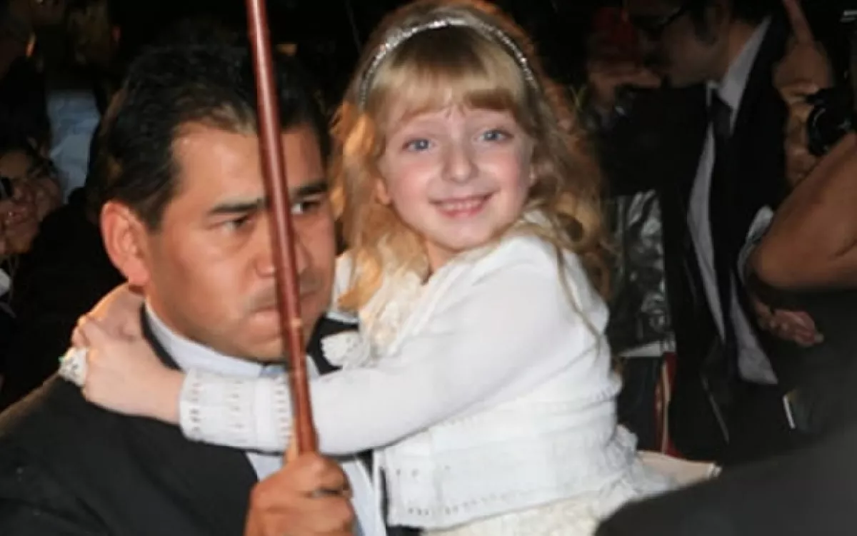 La hija de Edith González, Constanza, lució feliz y estuvo lanzándole pétalos de rosas toda la noche.