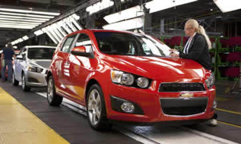 GM reiteró su previsión de ventas de vehículos en EU de todo el sector en la parte baja de un rango entre 13 millones y 13.5 millones. (Foto: Reuters)