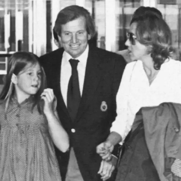 Aquí con sus papás, Jorge Zorreguieta y María Pame.