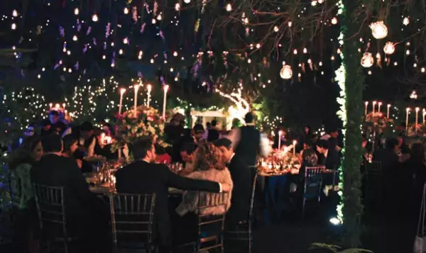 El jardín tenía candelabros de plata y manteles bordados.