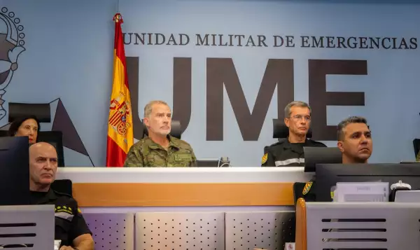 El rey Felipe VI de España se reune con militares para evaluar la emergencia causada por incendios en su país