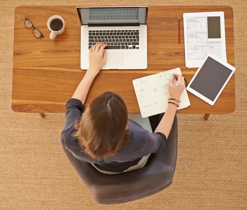 Mujer organizando su día