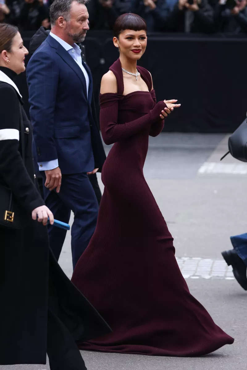 Zendaya en el desfile de Fendi con fleco extra corto.