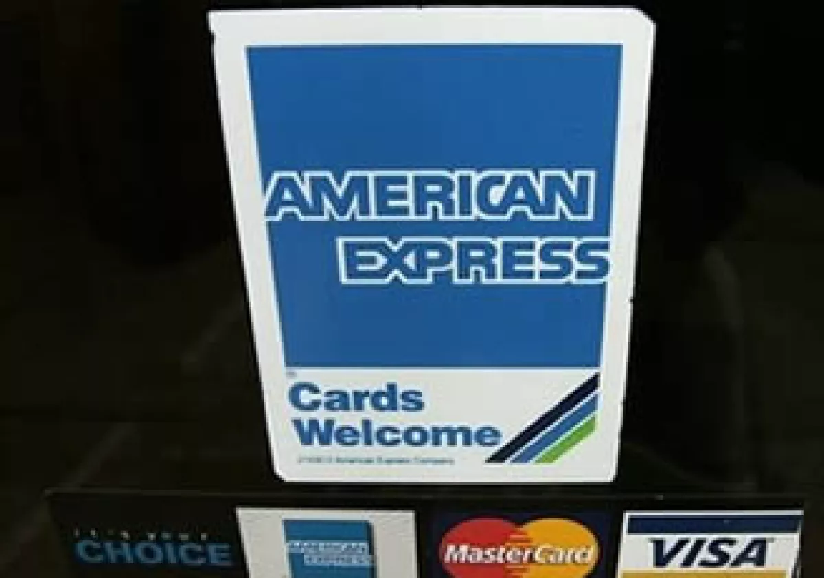 Los estadounidenses en general están más contentos con su tarjeta de crédito, según un sondeo privado. (Foto: AP)