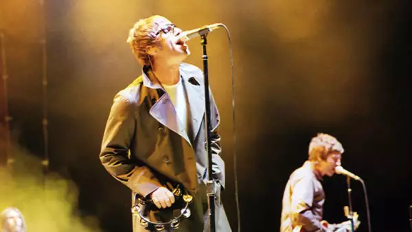 Noel y Liam Gallagher tocando en 2005