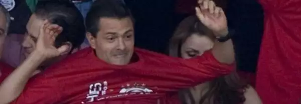Enrique Peña Nieto mostró su júbilo cuando se decidió el campeonato en el que el portero Talavera detuvo el gol.