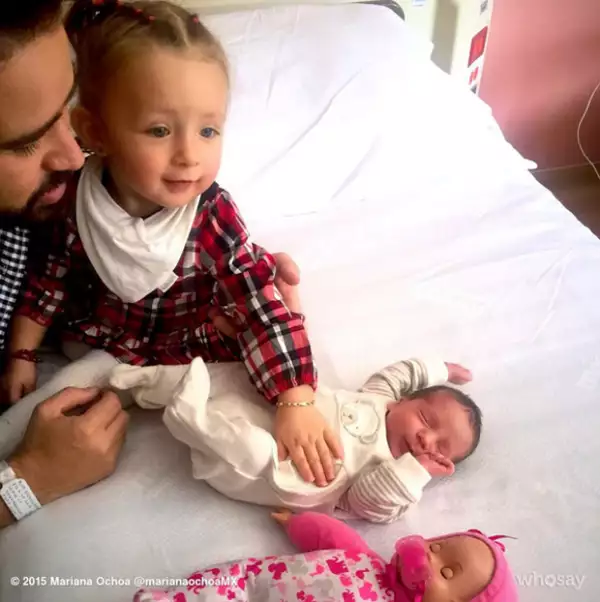 Valentina, la primera hija de Mariana y Patricio, en un tierno momento con su hermanito Salvador.