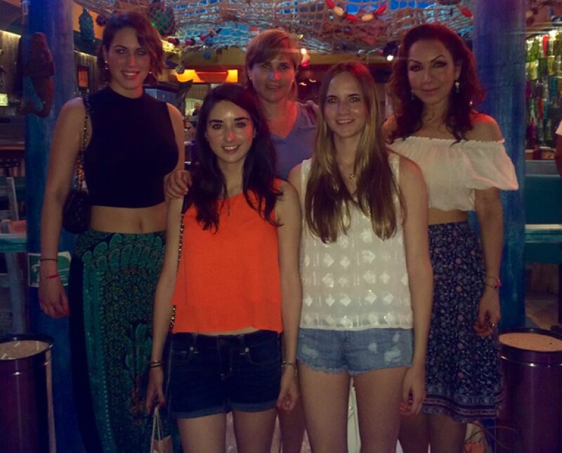 Martha Jiménez acompañada de sus amigas e hijos.