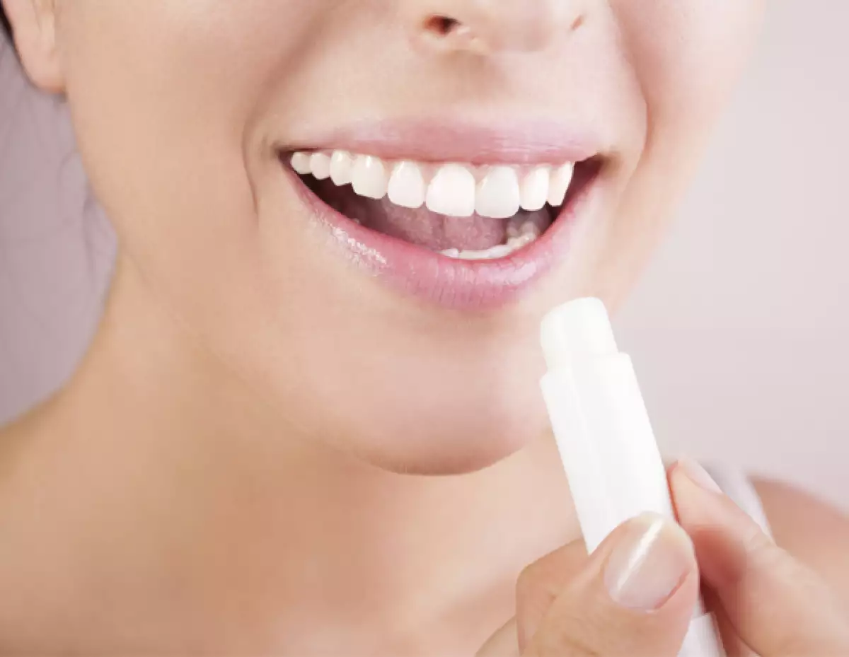Los rayos UV no solo afectan la piel, también llegan a lastimar los labios. Es importante que sepas cuidarlos contra el sol, no sólo en vacaciones, pero también cualquier día del año.