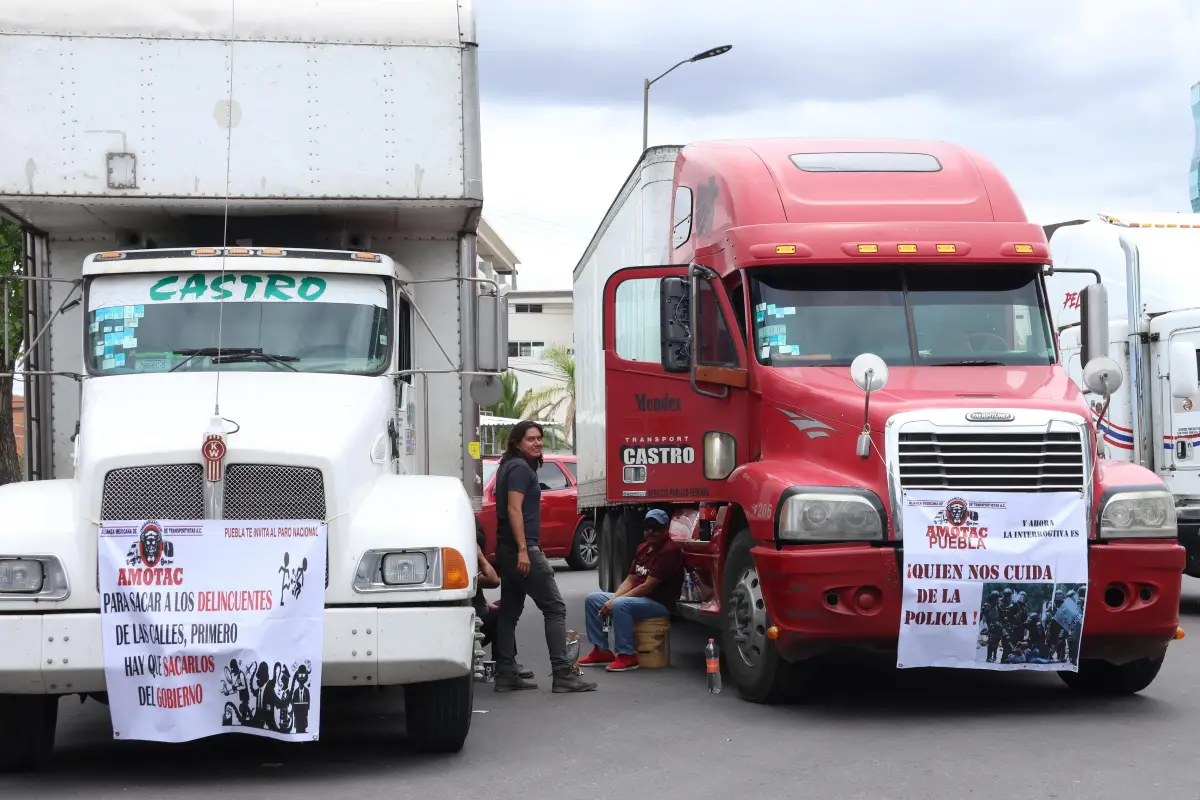 En la imagen, transportistas realizan un paro.
