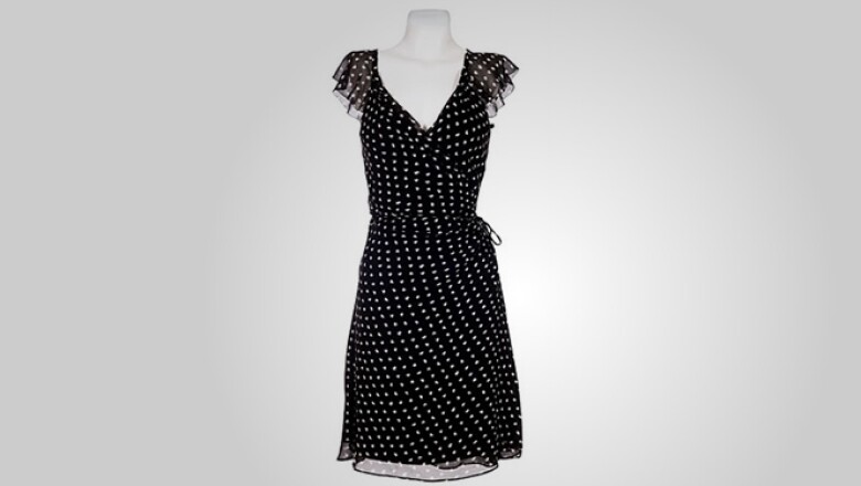 Iniciamos con este vestido negro en seda con toques en color blanco, ideal para una salida en fin de semana.