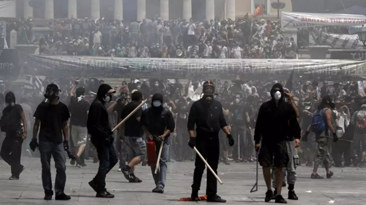 manifetantes en el centro de atenas